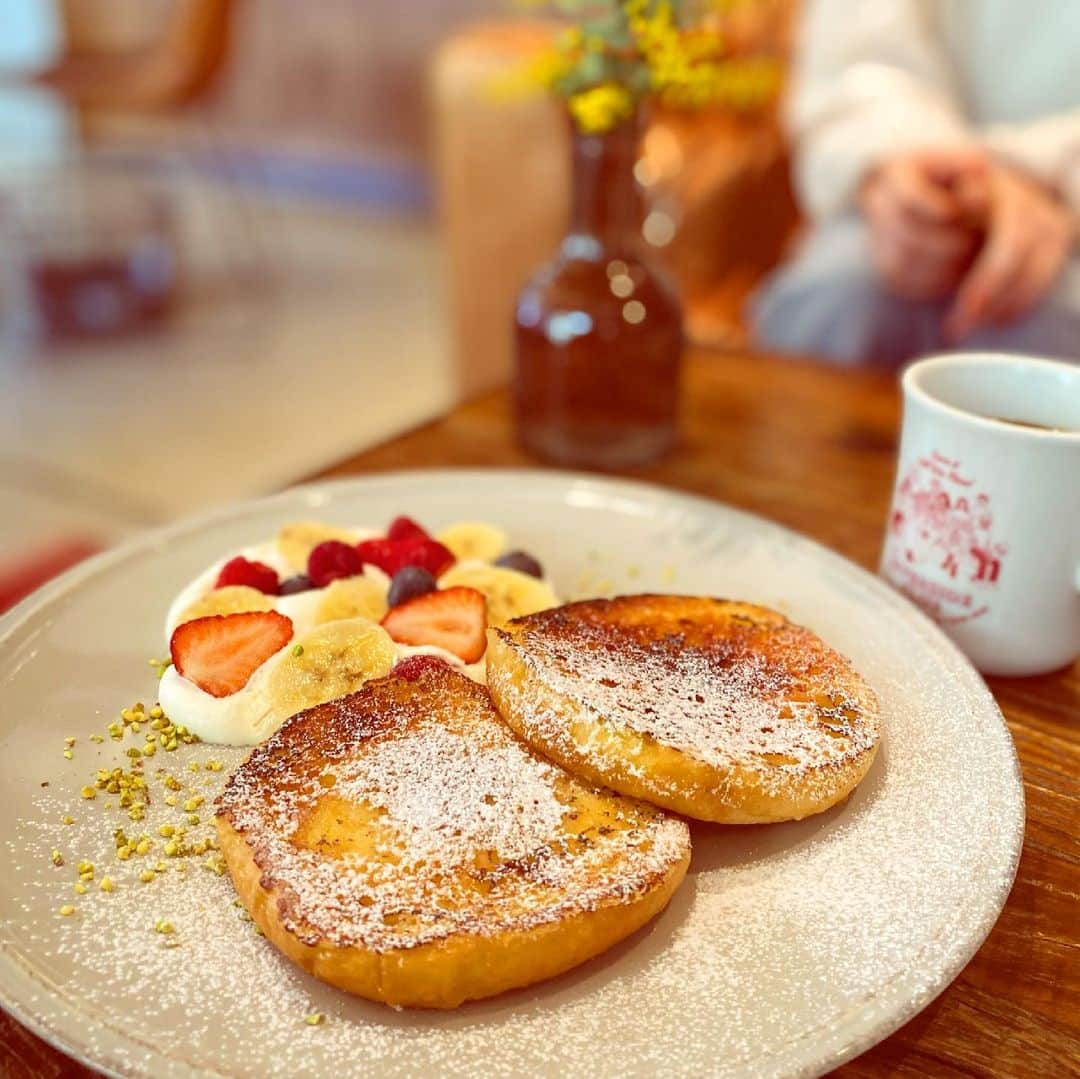 山﨑 薫さんのインスタグラム写真 - (山﨑 薫Instagram)「目黒川近くのRIVER SIDE CLUB。 土日はいつも混んでて入れたためしがないけど、平日の午前中はすんなり入店。 会社メンバーでモーニング🥞☕️🍴  ふかふかソファで居心地良き。 トランジット運営なので、いろいろ安定🌿  #中目黒モーニング  #リバーサイドクラブ  #クレームブリュレフレンチトースト」3月6日 17時07分 - kaoruyamazaki906