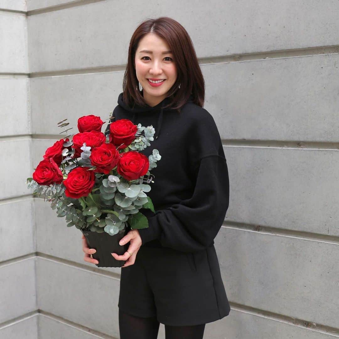 杉下理世のインスタグラム：「初訪のご挨拶に、創業お祝いのお花を持って🌹コーポレートカラーの赤にしました🌹 #お祝い花 #フラワーギフト #薔薇 #アレンジメント #rose #flowerarrangement #創業祝い #フラワーショップ #花屋」