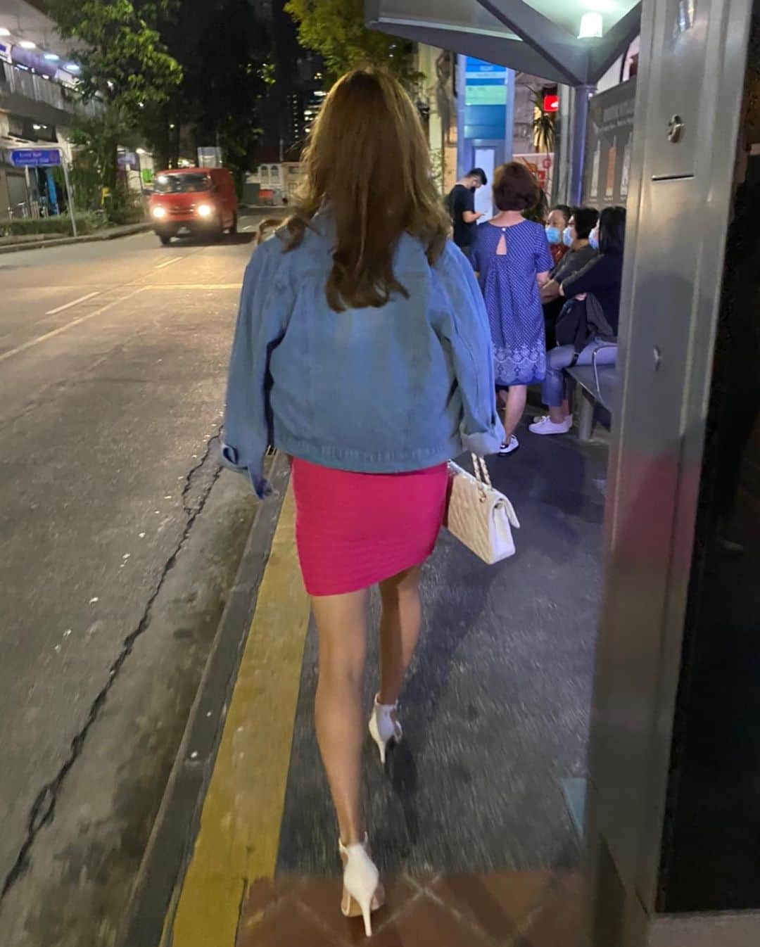 市原彩花さんのインスタグラム写真 - (市原彩花Instagram)「Friday Ladies Night🌃💓 I wore this skirt for the first time☺️  ミニスカ女子会💓 去年300円くらいで買って、一度も着る機会無かったドピンクミニスカを引っ張りだした🤣💓  たまにはこんなオンナ感あるディナーも楽しいね〜☺️ (ちなみに前夜はローカル飯屋に一人ですっぴんビーサンで行ってた)  レストランはシンガで超人気なスパニッシュ @oliviarestaurant_sg  噂通り、何食べても美味しかったし、スタッフさん達も優しいし雰囲気も素敵☺️ 人気のチーズケーキはしょっぱさもあってお酒にも合うからマストだよ😘  #oliviarestaurant#オリビア#singapore#シンガポール#singapura#海外旅行#シンガポール暮らし#シンガポール生活#シンガポール在住#シンガポール在住日本人#シンガポールグルメ#singaporelife#singaporefoodie#sgrestaurant#싱가포르#新加坡」3月6日 17時44分 - ayaka_ichihara