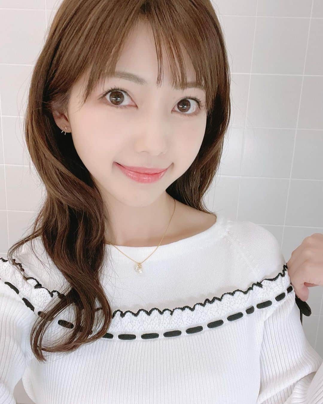 川又智菜美のインスタグラム：「♡︎♥︎♡︎﻿ 一個前の投稿のときの衣装です☺️💗﻿ ﻿ 胸元のフリルが可愛い白ニットでした😍﻿ 肩のところにリボンもついているんです🎀﻿ ガーリーな雰囲気で好きだったなぁ！﻿」