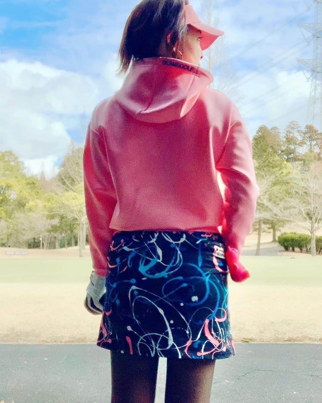 のインスタグラム：「🏑2021ss🌸 BEAMS GOLF⛳️ エンボスロゴパーカー ロゴがうっすら散らばっていて 春色ピンクが可愛い💟 ピンクが入った黒のスプラッシュ柄のスカートに合わせてお気に入りのコーデです♪  47/46  93  #beamsgolf  #ビームスゴルフ  #golf #golflove #golflife  #golfstagram  #golfwear  #ゴルフ女子 #ゴルフウエア #パーカー女子  #パーカーコーデ  #サイズs  #ピンクコーデ #ごるふ女子  #reinagolf」