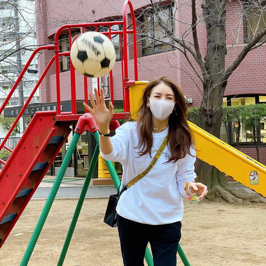 美香さんのインスタグラム写真 - (美香Instagram)「ママ〜　カメラに向かってボール投げてー！ あ〜ダメ　顔がダメー　 と、何回かやり直しさせられました笑 #ママ専属カメラマン」3月6日 17時58分 - mikaofficial99