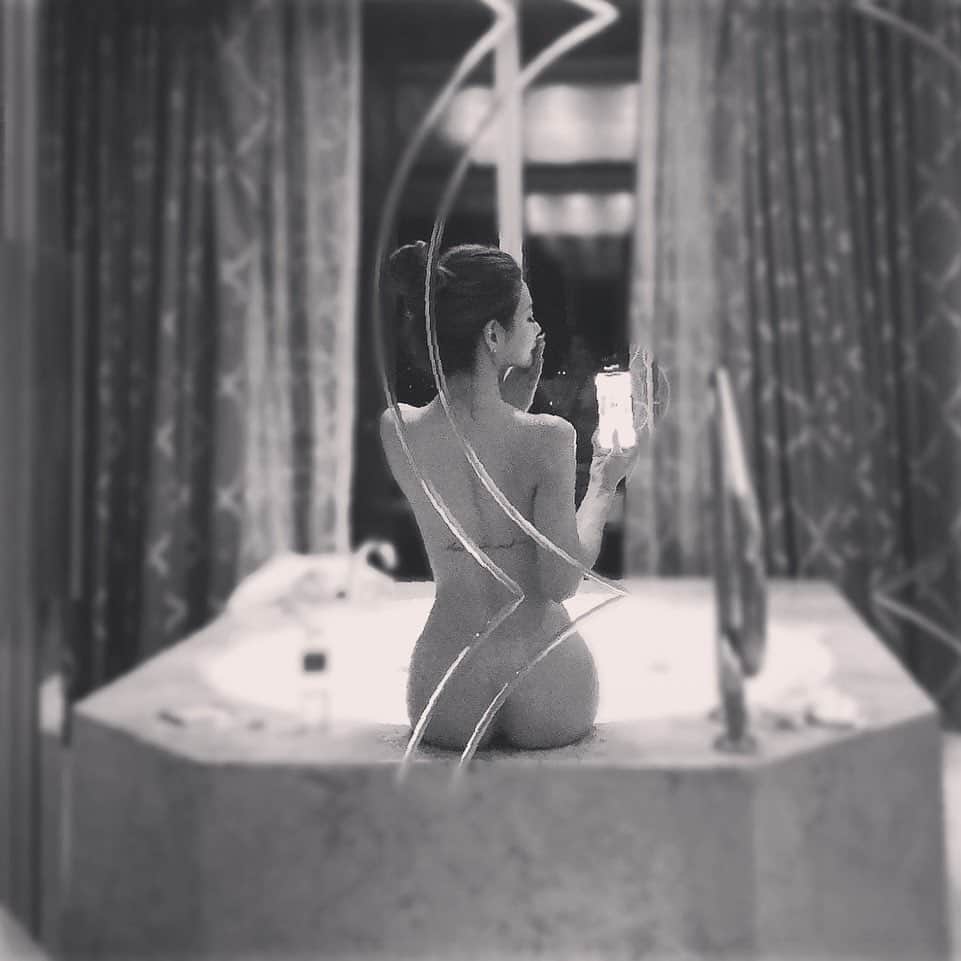 皇咲あゆのインスタグラム：「、 Bath time in OKADA Manila...♡ 、 2019年に行ったフィリピン、オカダマニラ🏨💗 初体験のカジノは見てただけだったけど すっごく楽しかった〜♡ また行きたいホテル🇵🇭💘無加工な私💋 いまはもう少しぷりんぷりんだよ🏋️‍♂️ ． #philippines🇵🇭#okadamanila ##reallyme」