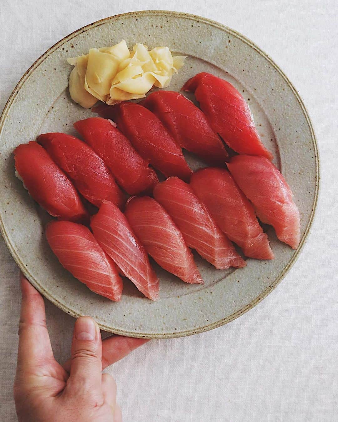 樋口正樹さんのインスタグラム写真 - (樋口正樹Instagram)「maguro sushi 🍣 . 今夜はマグロの寿司、 近所でテイクアウト。 猫も含め家族共通で 好きな食べものは鮪😋 . . . #本まぐろ #本鮪 #中とろ #赤身 #にぎり寿司 #寿司 #好きな食べ物 #料理しない日 #料理おさぼり #sushi #magurosushi」3月6日 18時21分 - higuccini