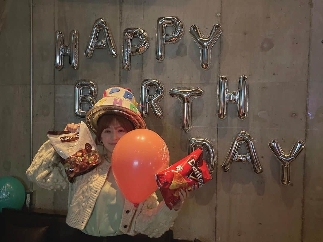 ひよんのインスタグラム：「🎂🧡 ㅤㅤㅤㅤㅤㅤㅤㅤㅤㅤㅤㅤㅤ 3/4で28歳になりました❤️ みんなお祝いのメッセージとか画像とか 沢山ありがとうございます🥺💕 本当に幸せな気持ちで今年も歳をとれたよ☺️✨🧡 ㅤㅤㅤㅤㅤㅤㅤㅤㅤㅤㅤㅤㅤ ひよんもこういう風に、 みんなに幸せな気持ちをあげられるような人になりたい。 ㅤㅤㅤㅤㅤㅤㅤㅤㅤㅤㅤㅤㅤ 28歳のひよんも、どうぞよろしくお願いします☺️💓 ㅤㅤㅤㅤㅤㅤㅤㅤㅤㅤㅤㅤㅤ」