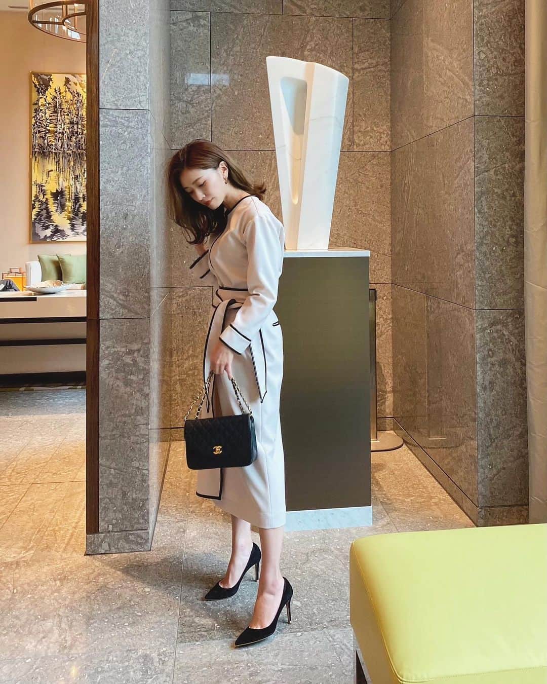 石黒美帆のインスタグラム：「*﻿ ワンピースに見えるセットアップ◡̈﻿ パイピングが可愛くて、すごく自分の中でテンションが上がってしまったお洋服…︎ ︎♥﻿ ﻿ ﻿ 食事やイベント事にはもちろん、学校行事にも着ていけそう。ブラウスに下をタックパンツなどに変えれば普段使いもしやすくて、これは買って良かったです☺️☺️﻿ ﻿ ﻿ ﻿ #tonal#トーナル#2021ss#chanel#pippichic#ファッション#春服#春コーデ#春服コーデ#セットアップ#シンプルコーデ#ママコーデ#パイピング#モノトーンコーデ#ピッピシック#パレスホテル#パレスホテル東京」