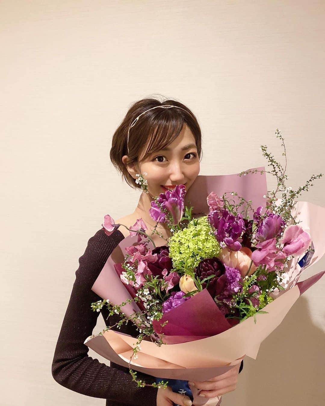 のインスタグラム：「皆様お祝いのメッセージありがとうございます❣️なかなか返信できずごめんなさい🙏🏻﻿  明日3/7 21:30~インスタライブでお礼配信します✌🏻 ﻿ 母からお祝いに花束を貰いました💐﻿ いつも赤とかピンク系が多いのですが、ちょっと背伸びした大人カラーの紫の花束！﻿ どんなカラーも似合う女性でありたいな🌷﻿ ﻿  #ワンピース #ワンピースコーデ #モノトーンコーデ #モノトーン #カラーバッグ #ミニバック #ショートブーツ #ベージュカラー #ショートヘア #ショートカット #ヘアスタイル #サロモ #全身コーデ #被写体モデル#art #美術館好きな人と繋がりたい #美術館好き」