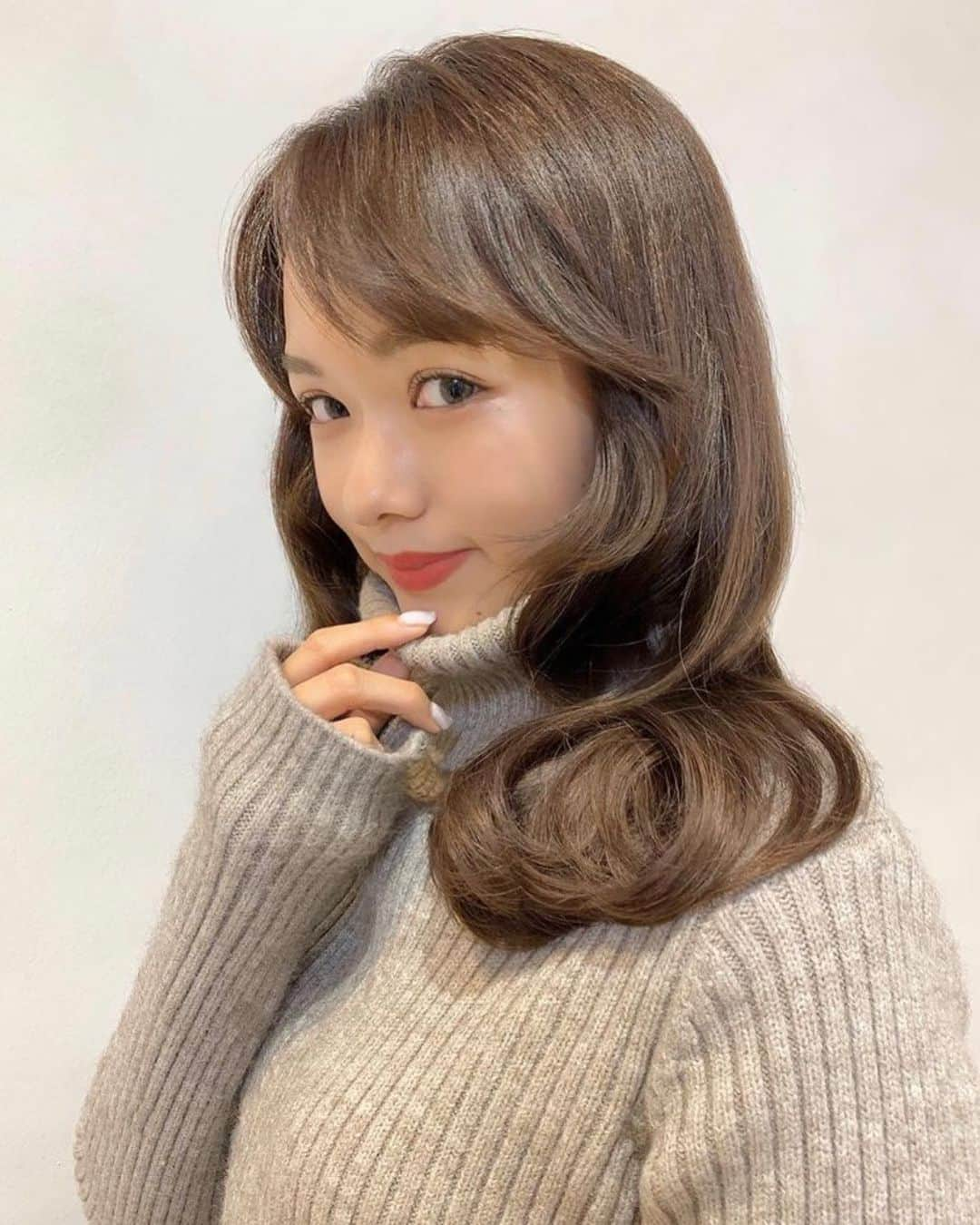 美容室ZACCさんのインスタグラム写真 - (美容室ZACCInstagram)「人気の顔周りカット♡﻿ ﻿ 一気にお顔周りが可愛くなって、﻿ 小顔効果も抜群です🍑﻿ ﻿ 一人ひとりに合わせたカットで﻿ 簡単にスタイリングしやすくなりますよ♡﻿ ﻿ ﻿ ぜひお任せください✂︎﻿ Stylist by ZACCraffine  桜井小百合﻿ ﻿ @sakurai_sayuri  ﻿  3月はご予約が埋まりやすい為、﻿ 早めのご予約がオススメです💐﻿ ﻿ ﻿ 何かご不明点あればお気軽に﻿ コメントお待ちしております✉️﻿ ﻿ ーーーーーーーーーーーーーーーーーーーーーーーーーー﻿ 🌿ご新規様限定キャンペーン🌿﻿ 〝スタイリスト指名無し〟で【✨初回20%off✨】﻿ ﻿ 　※スタイリスト指名ある方は対象外﻿ （スタイリスト選択画面でフリーを選択）﻿ ﻿ 【price（税別）】﻿ カット¥7,000→5,600﻿ カット+カラー¥15,500〜→¥12,400﻿ カット+カラー+トリートメント→¥22,000→¥17,600〜﻿ その他全メニュー対象（前髪カットのみ対象外）﻿ ーーーーーーーーーーーーーーーーーーーーーーーーーー﻿ 東京都港区北青山3-11-7 Aoビル4F﻿ 表参道駅B2出口　徒歩30秒﻿ ☎︎03-5468-5882﻿ ﻿ ﻿ #美容室#表参道#zacc#韓国風ヘア#韓国ヘア#大人可愛い #モテ髪#モテヘア  #レイヤーカット #顔周りカット #春ヘア  #ミディアムヘア #シースルーバング #シースルー前髪 #くびれヘア#くびれミディ #顔周りレイヤー #前髪 #おくれ毛 #ヨシンモリ #レイヤー #前髪カット #小顔ヘア #オルチャンヘア #韓国巻き #可愛い髪型 #小顔前髪 #エギョモリ #表参道美容室 #ザック」3月6日 18時45分 - zacc_hairsalon