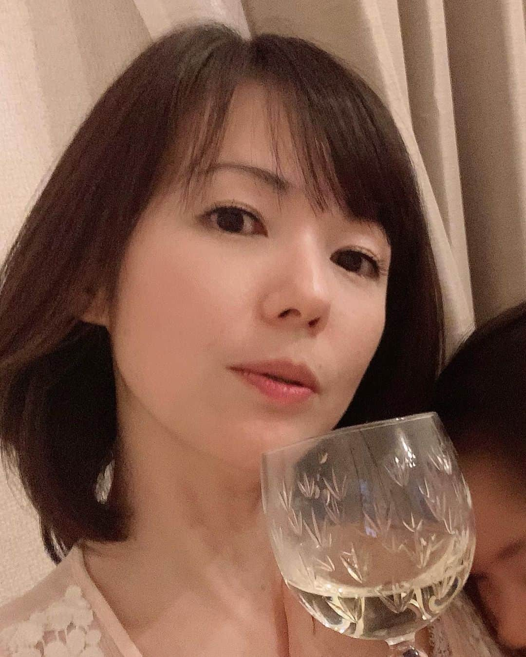 六車奈々さんのインスタグラム写真 - (六車奈々Instagram)「昨日のインスタライブにご参加下さった皆さま、ありがとうございました！ めっちゃ楽しかった^ ^  今回は『ビタミンC』がテーマでしたが、私のマニアックな話から皆さんからのご質問まで、話がめっちゃ膨らんで盛り上がりましたね^ ^やっぱり、トークテーマを決めた方がよいね！  次回のトークテーマ、近々ストーリーでアンケートお願いすると思います！ よろしくね^ - ^  というわけで。インスタライブ後は、もちろん泡をいただきました^_^  #時間割美容 #インスタライブ #楽しかった  #ありがとうございました  #乾杯  #cheers #japan #japanese #kanpai #haveaniceday #japanesebeauty #workingmom」3月6日 18時38分 - nanarokusha