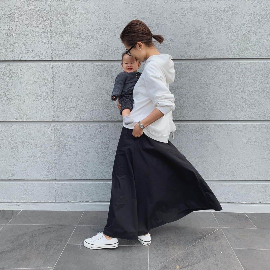 Hiromi Ｍaedaのインスタグラム：「仕事復帰に向けて少しずつ授乳回数を減らして断乳の準備🤱🏻 日に日に寂しくなっていくー🥲 ・ ・ 育児中にも役立つパーカーは @sono_official のpop upでgetしたもの♡ 後ろがジップになっていて開けるとAラインに広がって可愛い✨中のフリルも💛 ・ いつもはデニム合わせが多いけど、たまにはスカートで🙋🏻‍♀️ カラーパンツに合わせても春らしくて可愛いだろうなと妄想中...🐝💛 ・ ・ ・ tops #sono#ソーノ skirt #lecielbleu#ルシェルブルー shoes #converse#コンバース」