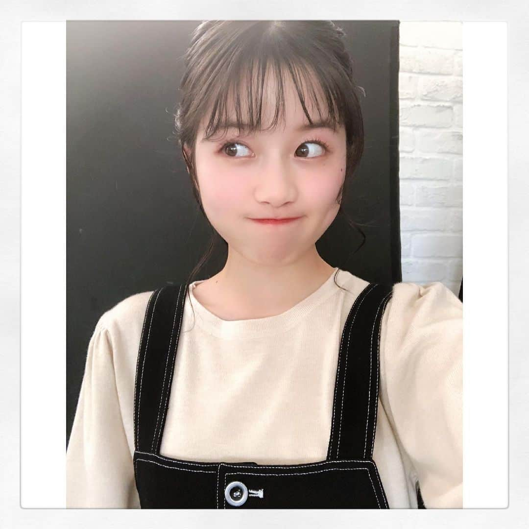 河村果歩さんのインスタグラム写真 - (河村果歩Instagram)「🌈🍒  ニコラ3月号低身長でも大人っぽくなれますか？企画オフショット❣️  まだ出せていなかった3月号のオフショがあったのでちょっとずつ出していくかもです🙇‍♀️🧡  ジャンスカでも大人っぽく着こなすコツを紹介しているこのページ。 もちろんOKコーデも好みだったけど実はNGコーデも可愛かったんです😂  大人っぽコーデ、勉強になりました🔥  #河村果歩 #カホ #ニコラ #ニコモ #果歩の大人化計画書 #低身長 #コーデ #低身長コーデ #ジャンスカ #モノトーン #大人っぽ」3月6日 19時02分 - kawamura_kaho_official