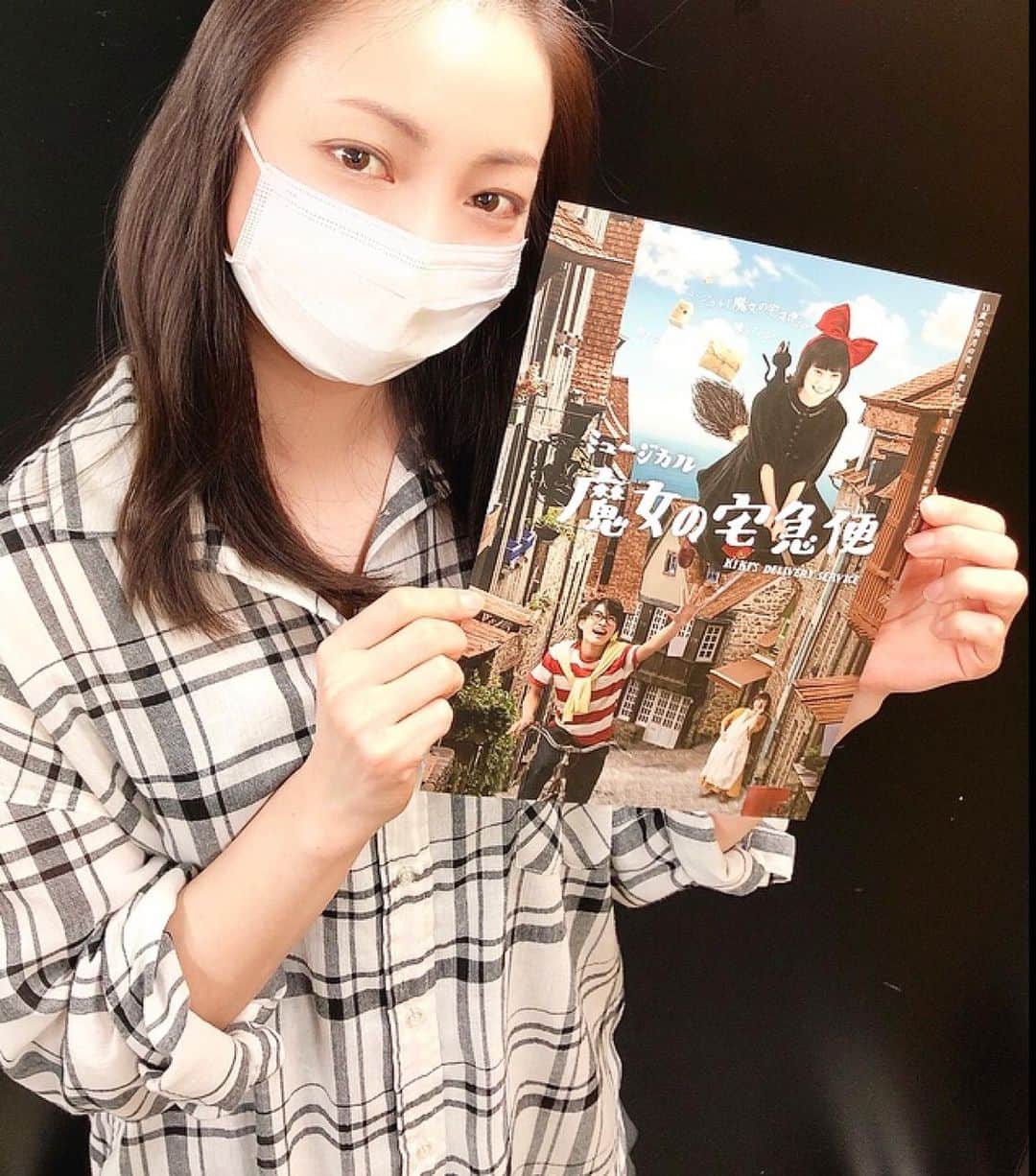 白羽ゆりのインスタグラム：「魔女の宅急便のチラシが出来ました！！ おソノさんもいますよ〜😊  そういえば、最近甥っ子ちゃんが伊勢海老をゲットしたらしく🦞ビスクスープを作ったので良かったら食べて下さいとお裾分けしてくれました。  キキちゃんとのシーンで、スープのおすそわけという言葉が出てくるのですが、わぁ！現実でもお裾分け貰ったなぁと、何だか心があったかくなりました😊  照明の下で撮ったのでおでこが光ってる… 毎日楽しく稽古してます✨」
