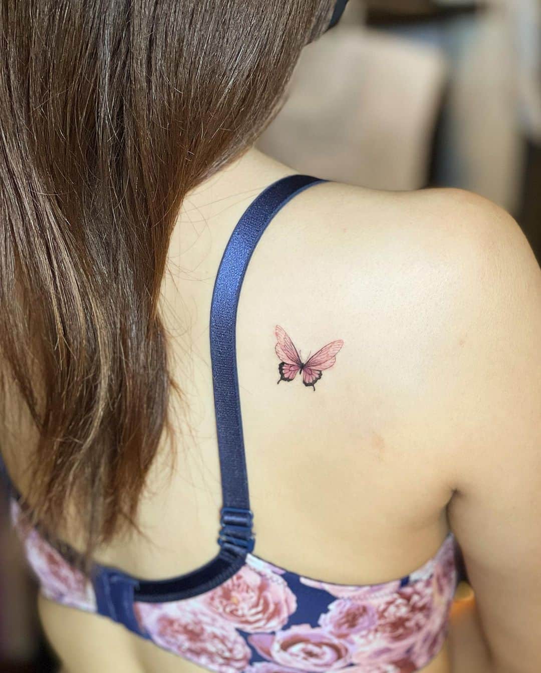 彫師美漸のインスタグラム：「🦋Tattoo ・ 極細ライン #美漸ガールズタトゥー　#美漸蝶　#刺青 #彫師 #美漸 #彫師美漸 #海老名 #中目黒 #タトゥー #東京タトゥー #tokyo #tattoo #art #fashion #bizenart #bizen #문신　#Bizentattoo  #tattooer #tattooist #tattooartist #tattooart #tattooshop #japanesetattoo」