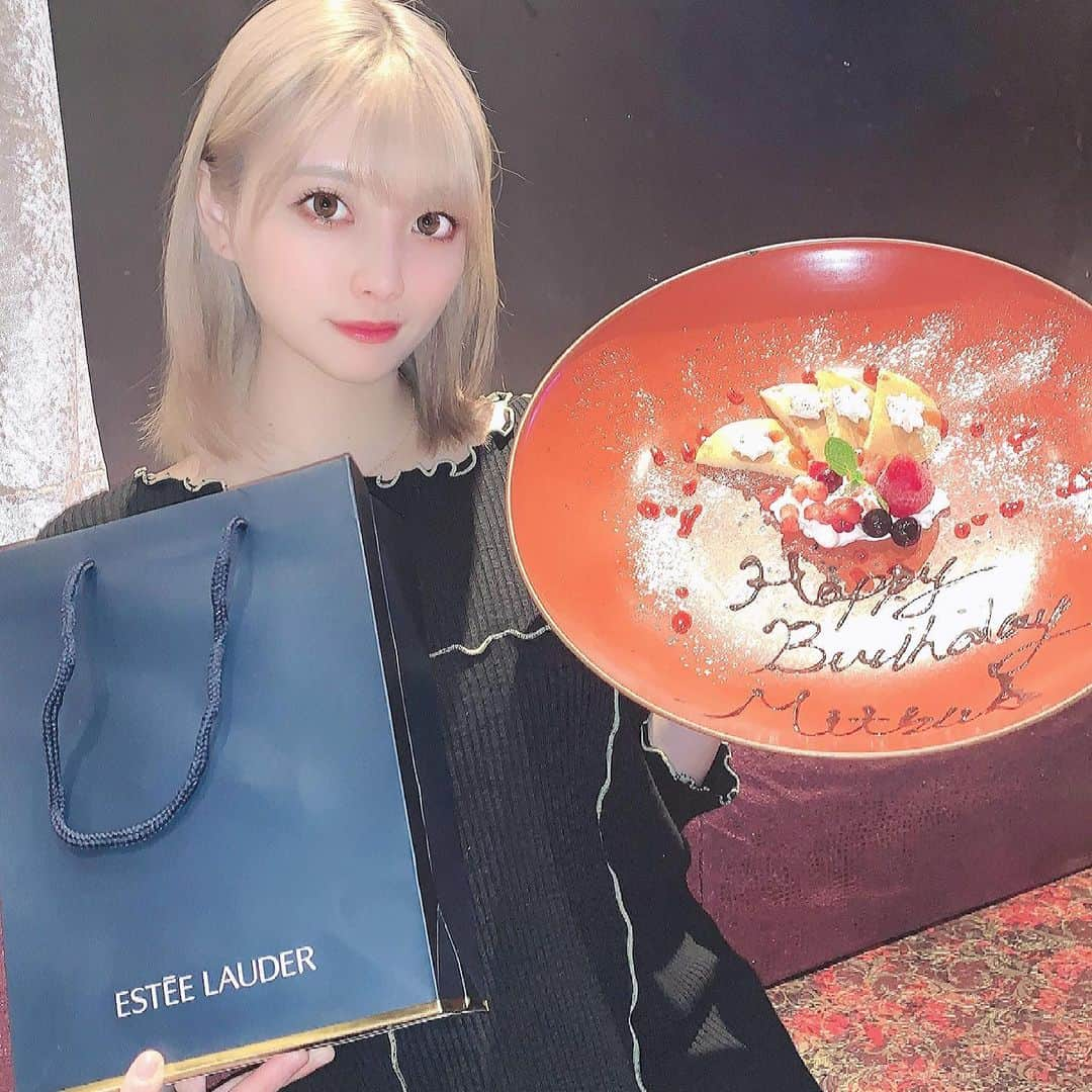 miccoさんのインスタグラム写真 - (miccoInstagram)「お友達からお誕生日プレゼントに　@esteelauderjapan の基礎化粧品をもらいました♡ . 今日からはちゃんとお肌を労わろうと思います🙃 . . #esteelauder #基礎化粧品　#金髪女子 #ハイトーンボブ #ハイトーン　#japanesegirl #サプライズ　#上野グルメ #上野　#selca #selfie #セルカ　#女子会　#個室居酒屋 #20時以降営業中 #japanese #コンカフェ　#コンカフェ店員 #コンカフェ嬢 #秋葉原　#akihabara #ueno」3月6日 19時15分 - micco19971128