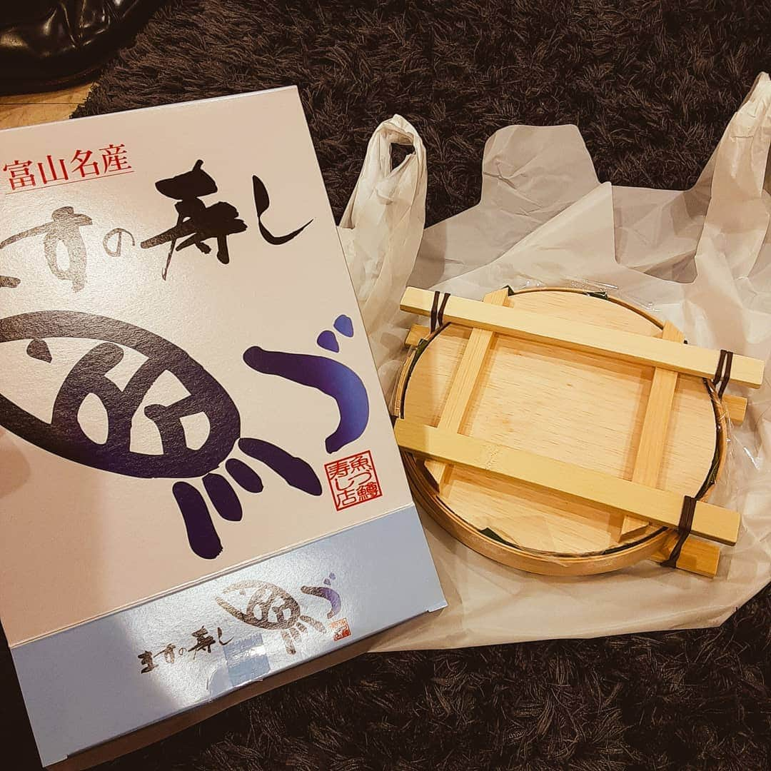 吉本拓さんのインスタグラム写真 - (吉本拓Instagram)「今日大宮のお昼に、物産展でマス寿司かって食べました。かなり久しぶりだなぁ。  #10年ぶり2回目 #物産展好きと繋がりたい #マス #鱒 #大宮 #見た目ひまわりみたい #田渕の胸に付けたい」3月6日 19時37分 - daitakutaku