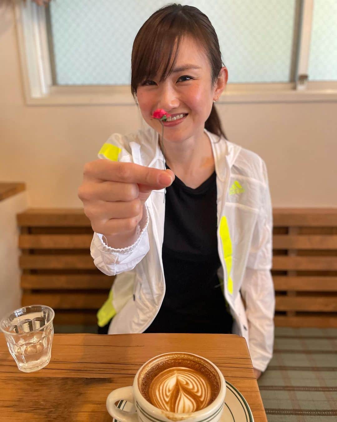 湯田友美のインスタグラム：「Run and coffee🌹 友達と走ってコーヒーが飲めて幸せ！ ・ #やってみたかったやつ🌹 #ランニング #充電ラン」