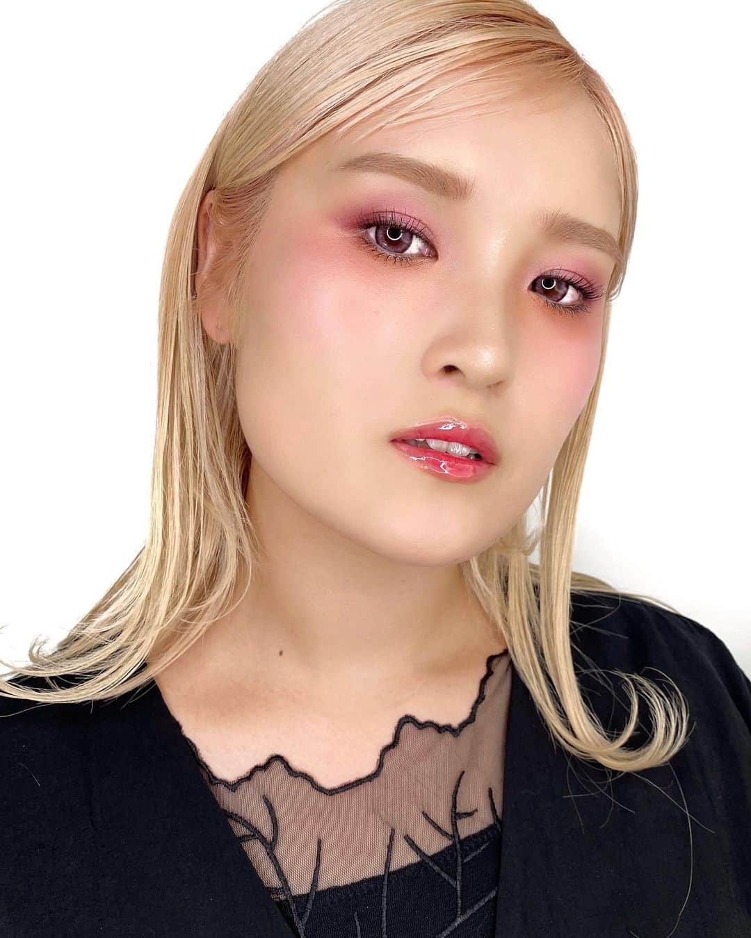 M∙A∙C Cosmetics Japanのインスタグラム：「唇と眼差しに春の高揚感を🌸火照ったようなチークでセンシュアルな印象に✨  ㅤ 【使用製品】 ＊EYES ☑エクストラ ディメンション ブラッシュ：ディリー ドリィ、ルック, ドント タッチ!、アンダー マイ プラム ☑スモール アイシャドウ：ルール ☑エクステンディッド プレイ ギガブラック ラッシュ ＊LIPS ☑リップスティック／ムーディ ブルーム ☑リップガラス クリア ☑リップ ペンシル／サブカルチャー ＊FACE ☑ハイパー リアル グロー パレット: フラッシュ + オー  ㅤ 【SPECIAL PRESENT】 公式オンライン限定でアイシャドウ製品*を1点お買いあげごとに、ストロボクリーム サンプル（6mL）をプレゼント🎁 ※なくなり次第終了 ㅤ さらに、全国のM·A·Cカウンターでアイシャドウ製品*を1点お買いあげごとに、ミニデラックスサンプルのいずれか1点をプレゼント✨ ■M·A·C プレップ プライム フィックス＋ ■クレンズ オフ オイル ■ストロボクリーム ㅤ *対象製品 ☑︎スモールアイシャドウ ☑︎パウダー キス アイシャドウ ☑︎ダズルシャドウ エクストリーム ☑︎ダズルシャドウ ☑︎ダズルシャドウ リキッド ☑︎エクストラディメンション アイシャドウ ☑︎ M·A·C ミネラライズ アイシャドウ ☑︎スモール アイシャドウ×9 ☑︎アートライブラリー ☑︎スモール アイシャドウ X 4: アイ(EYE) ラブズ メイクアップ ☑︎限定コレクション アイシャドウ製品 ☑︎プロ パレット  ㅤ MODEL: MAKO HIRAYAMA @m.a.k.o3 @macpro_tokyo  ㅤ #MACBLACKCHERRY #MACブラックチェリー #MACEyes #MACEyeshadow」