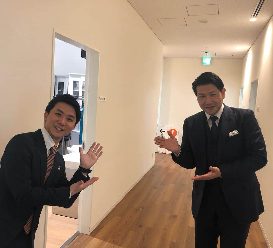 山本隆弥さんのインスタグラム写真 - (山本隆弥Instagram)「リニューアル1回目の放送でした 「ウェークアップ」 ご覧いただき有難うございました。  リニューアル1回目の放送だったのですが、 別所哲也さん最後の出演だったんです。 本番中の的確なコメントはもちろん、 本番後に休憩スペースで ニュースについて語り合う。 そしてハンサムでダンディ。 その素敵な雰囲気にお会いする度にノックアウト。 これまで本当にお世話になりました！ またご一緒できることを 楽しみにしています。  #別所哲也 #コメンテーター  #ウェークアップ #リニューアル  #中谷しのぶ #野村修也  #山本隆弥 #蓬莱大介#Wの視点」3月6日 19時48分 - ytv_yamamoto_railway