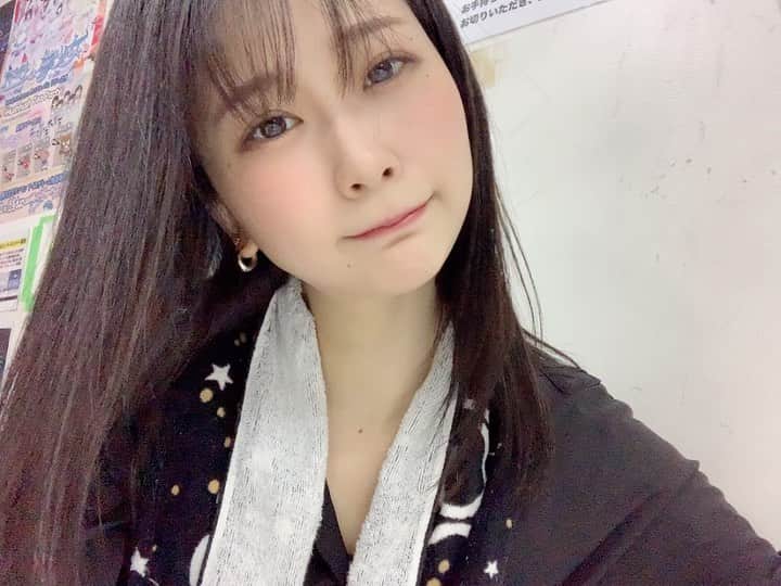 塩野響子のインスタグラム：「👻👻👻 ⠀ good morning◡̈* 今日はレッスンからのライブ！ さーて、今日もはりきっていきますかあ！ ⠀ ⠀ ⠀ #たそがれてる感出してるけど #扇風機で髪乾かしてるだけ #毎ライブ汗だく #それくらい毎回全力よ◎ #黒髪 #アイドル #地下アイドル」