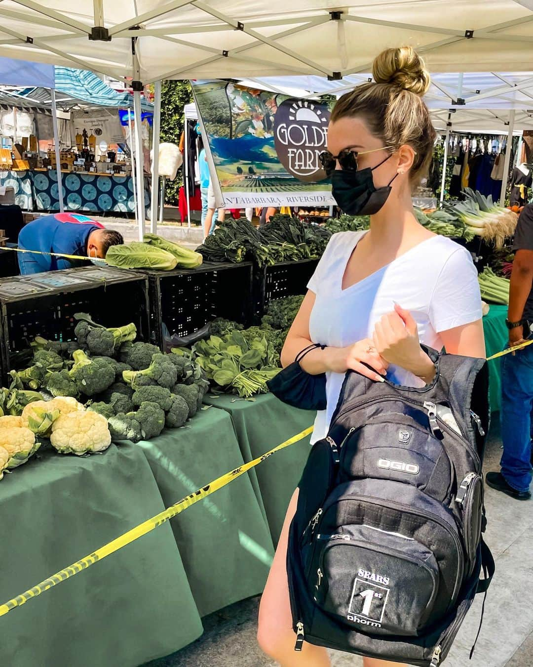 エミリー・シアーズさんのインスタグラム写真 - (エミリー・シアーズInstagram)「My @1stphorm backpack holds everything so I always take it to my local farmers market when I’m picking up my fruit and veggies for smoothies and meals for the week! I love farmers markets cause the produce is so fresh and it’s also really nice to support small businesses vendors! . #iam1stphorm #1stPhorm #FarmersMarket #Nutrition #ShopLocal」3月7日 6時54分 - emilysears