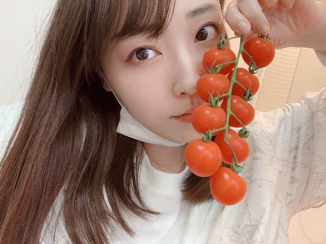 譜久村聖さんのインスタグラム写真 - (譜久村聖Instagram)「みてみてー！ これすごくない？  繋がってるトマト🍅🍅🍅 譜久村さん何持ってるんですかー！ってびっくりされた☺️笑  おいしかった😆🍅  #morningmusume21 #モーニング娘21 #譜久村聖 #ふくちゃん #トマト #甘房ルビー #美味しい #だいすき #リコピン取ってこう！」3月6日 22時15分 - mizuki_fukumura.official