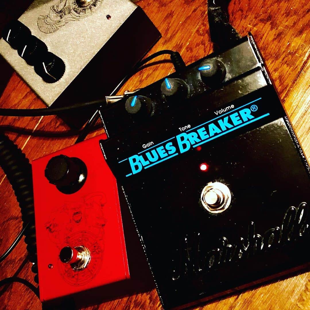 世良公則のインスタグラム：「・・・・・・  懐かしいペダル発見  Marshall Blues Breaker   made in England   もうヴィンテージ物だね  やっぱり良い音だ  もったいなくてライブでは使えない？(笑)  ・・・・・・  #世良公則 #masanorisera #japanesemusician #japaneseartist #japaneserock #marshall #blues #bluesbreaker #pedal #overdrive #rockmusic #item #electricguitar #エレキギター #エフェクター #マーシャル」