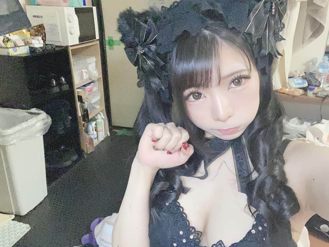 美らかのん（久我かのん）のインスタグラム：「. . . 新宿ニューアート6日目！ . 2回目は特別公演でとっても楽しかったあああああ🥺💞 . 初のチームショーはデビューの時以来の緊張でｶﾞｸﾌﾞﾙでした。案の定振り付けは飛びました。 . そして明日の2回目もめっっっちゃくちゃに豪華なチームショーなのです！楽しいこと間違いなし！！！ . 観に来てね！！！！ . . . #久我かのん #美らかのん #av女優 #セクシー女優 #グラビア #踊り子 #ストリップ劇場 #新宿 #新宿ニューアート #チームショー #イベント情報 #ダンス #振り付け #猫耳 #猫耳カチューシャ #黒髪 #ツーサイドアップ #下着撮影 #おやすみなさい #また明日 #goodnight #japanesegirl #sexywomen」