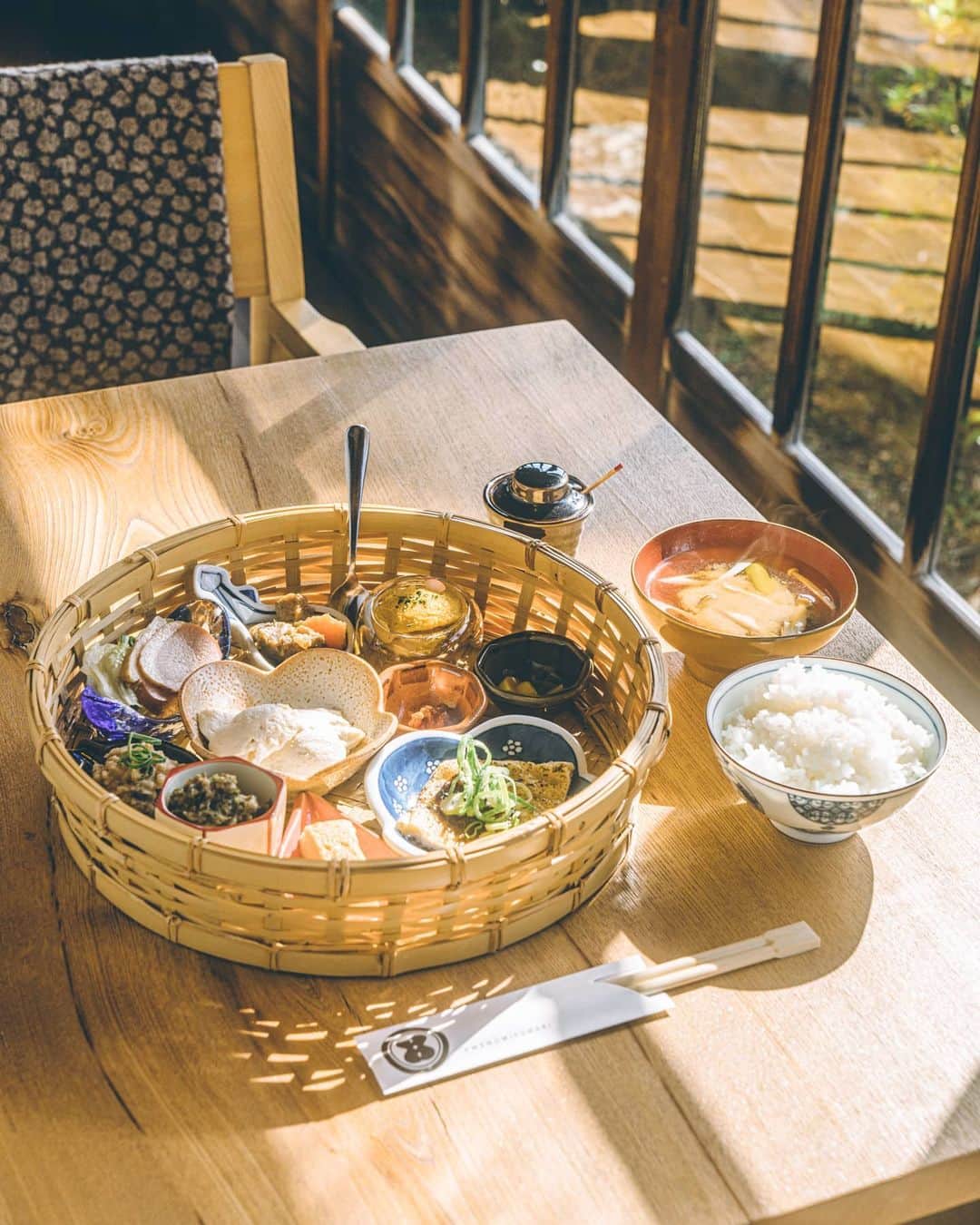 6151のインスタグラム：「日の当たる縁側で手作り豆腐とおばんざい｜香川の旅  築200年の古民家をリノベした 「天水分-あめのみくまり」で ほんのりと甘くなめらかな口溶けの できたて手作り豆腐や 香川の新鮮で旬な食材を使った おばんざいでランチタイム。  こだわりの日本酒も取り揃えていて 夜の時間も楽しめそう。  日の当たる日本庭園を眺めながら 穏やかな時間を楽しんだ。  ゆっくり過ごせる個室や、 ギャラリーも併設されていて とにかく建物の雰囲気が最高… 居心地がよくてつい長居してしまった。  大切な人を連れて訪れたくなる 憩いの場所なのでした。  ---  Hanako No.1194  #hanakotravel 掲載中です。 店頭でお見かけの際は お手に取ってご覧ください。」
