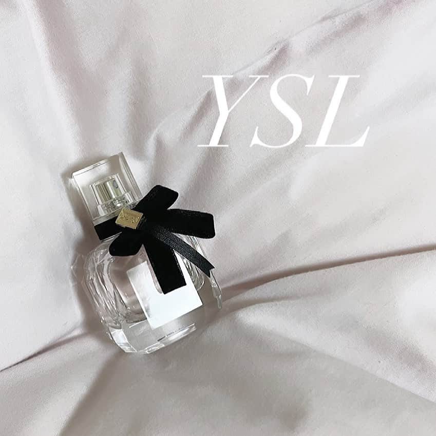のインスタグラム：「はるはるの #香水レポ 🎀  今回ご紹介するのは.....  YSLの 《モン パリ オーデパルファム》  こちらは 30mlで ￥9,350 ❕  女の子〜〜〜〜〜〜〜！て感じです！() トップとミドルとラストの香りの変化が分かりやすく、甘い香水です🎀5時間程香りが持つのでつけ直さなくても◎ とても印象に残るので好きな人に会う時とかに付けてもいいかも、、🎶  #ysl #香水 #香水コレクション #香水好きな人と繋がりたい #デパコス香水」