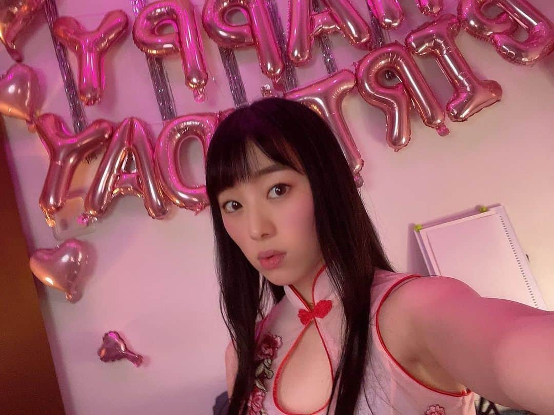 本田さとみさんのインスタグラム写真 - (本田さとみInstagram)「8181Liveありがとうございました😊💞  お誕生日のお祝いでシャンパン、3つで2000円の高級苺もいただいて…🍓  幸せです😘❣️  来週13日(土)お誕生日当日に撮影会🎂開催します❣️  是非来てくれたら嬉しいです😆🌈  一緒に素敵な時間を過ごそうね💖」3月6日 22時35分 - kirimi_hm