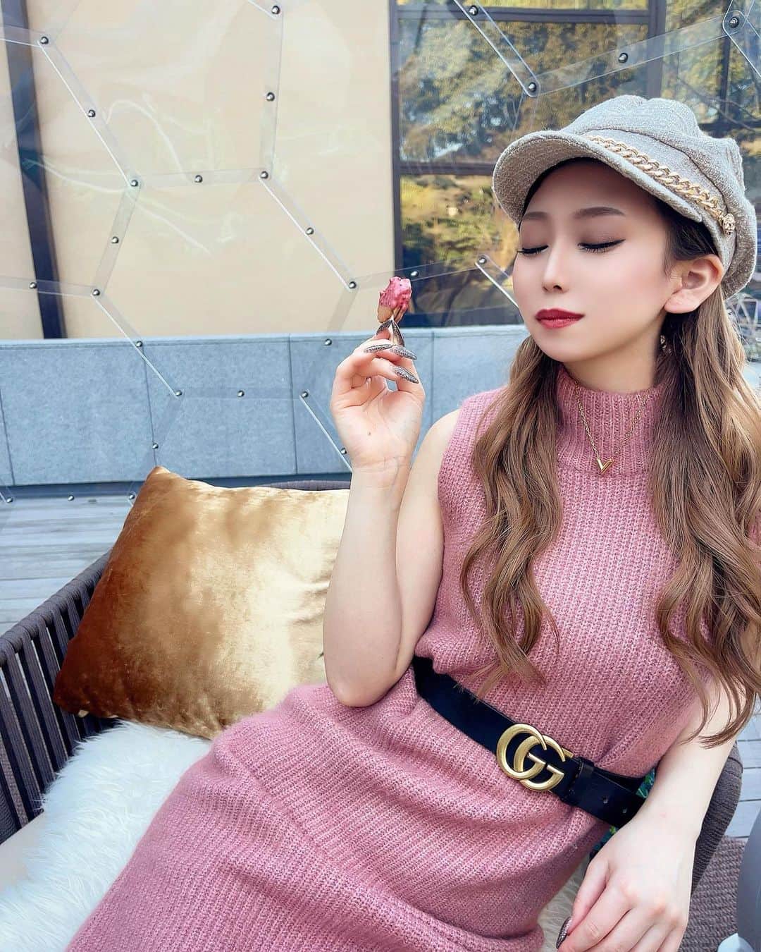 HIMEKAのインスタグラム：「. . アフタヌーンティーしてる時とっても幸せ😌💖 . . 質問多かったこのピンクのニットはエイミーです🎀 . . #アフタヌーンティー #シャンパンドーム  #フォーシーズンズホテル京都」