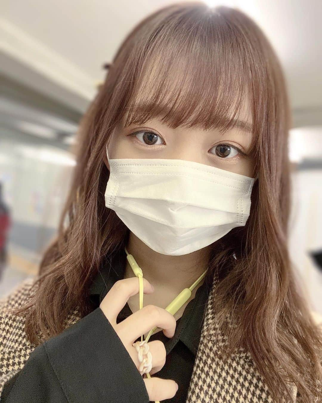 松田美里さんのインスタグラム写真 - (松田美里Instagram)「このシャツのボタン、ちょっとまえに上2つも取れたのに 後回しにしたせいで付けるの忘れてて でも今日着たくてボタンつける時間も無いから 強行突破しちゃったday☕️あらあら、、、 」3月6日 22時58分 - miri_matsuda