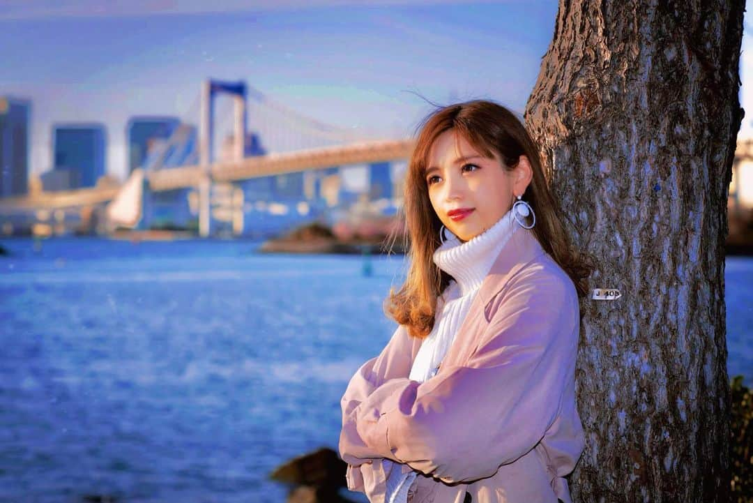 橘咲良さんのインスタグラム写真 - (橘咲良Instagram)「夕焼け小焼け🐳🌇✨  #レインボーブリッジ ＃東京湾 #sunset #夕焼け #夕焼け空  #夕陽 #夕暮れ #東京 #お台場  #撮影 #bay #tokyobay  #tokyo #odaiba #ゆりかもめ  #Pulchra #撮影会モデル #野外  #Photo #ポートレート #📷  #カジュアル #fashion  #キングラビッツ #橘咲良だぞ　#☝🏻☝🏻 #sakura #さくら #フォトフォリオ #小焼け って言葉には意味がないらしい🙄」3月6日 23時08分 - tachibanasakuradazo