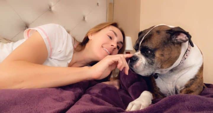 ターニャ・テイトのインスタグラム：「What do you wake up to in the morning ? Do you have a pet ? 🥰」