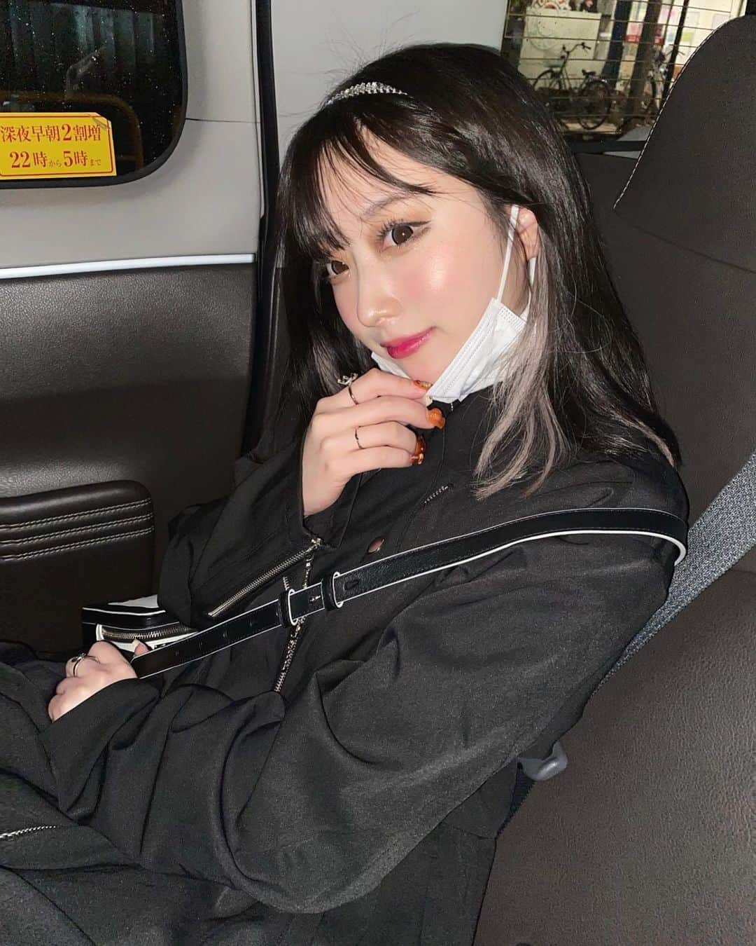 おもてちゃんのインスタグラム：「. 今は気分でエクステ取った 地毛にプラスして、イヤリングカラーのシルバーはエスクテ！ 気まぐれに付き合ってくれるノグチメンに感謝 @welly_yuuki  地毛伸びたなぁ。多分しばらくしたらロング戻ります。 頭洗いやす〜〜〜〜〜〜〜〜〜」