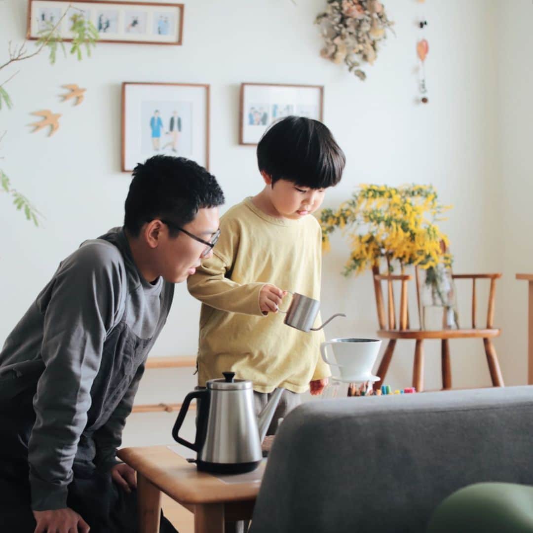 きなこのインスタグラム：「我が家の小さなバリスタ。真剣☕️ 還暦を迎えた母へのささやかなお祝いをしました。夫の得意なスパイスから作るスパイスカレー、息子の希望で初挑戦のハンドドリップコーヒーを振る舞って、歌のプレゼントも👦 本当は旅行とかプレゼントできたらなぁとも思ったけど、きっと恐縮してしまう母なので。喜んでくれてよかった。 最後の写真は息子と母🍓これからもずっと元気で、孫の成長を見守ってほしいな☺️」