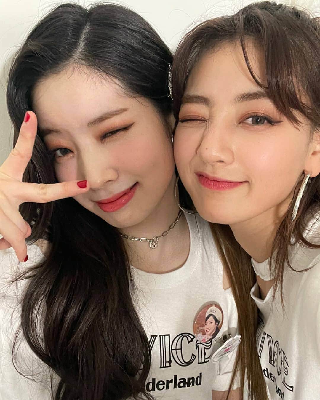 ダヒョンのインスタグラム：「Dahyun and her girlfriends 🤍」