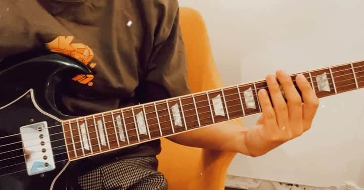 小野武正のインスタグラム：「#わしつなぎ　#guitar」