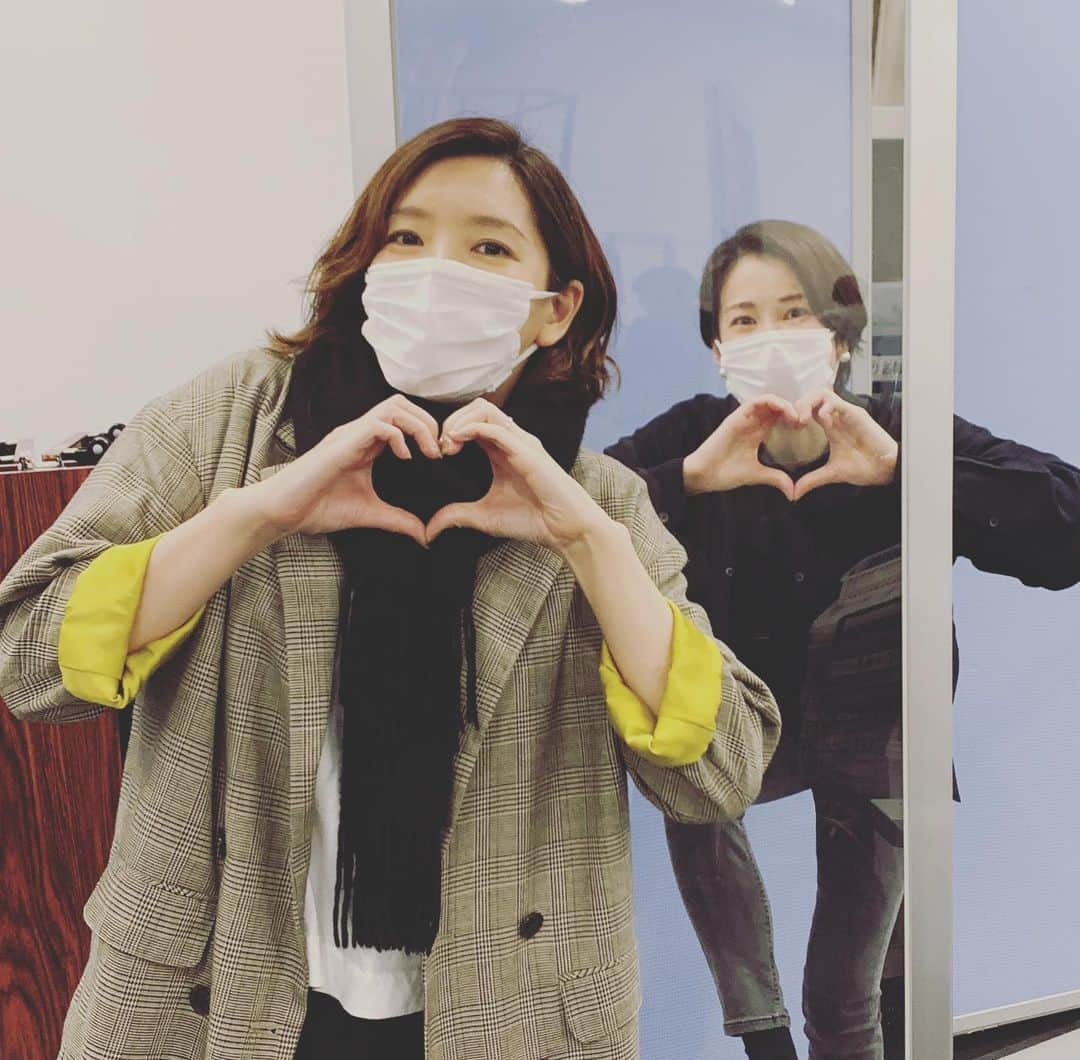 大月さゆのインスタグラム：「題名 「あさこパイセンへ﻿ パーテーション越しに﻿ 告りました💘﻿」 ﻿ 写真撮ってくださいと言い出せず、﻿ 実は数日モジモジしてしまって(大月キモい)。﻿ そんな時「帝劇コンの時に撮れなかったから一緒に撮ろうね😊」なんて気さくにお声かけてくださって。﻿ ツーショットが叶いました(//∇//)🎉﻿ ﻿ トート役もルキーニ役も素敵でっ、 きっと永遠に選べない😳﻿ できればシシィも見たいと欲が出る出る。 ﻿ 帝劇コンの時に聞いたあのエピソード通り。 Wild & Charming な方です✨ ﻿  #瀬奈じゅん さん #大月は欲しいよ語彙力 #そしたらもっと語れるのに」