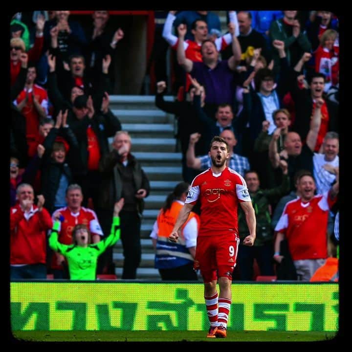 のインスタグラム：「Very proud to have reached 200 @premierleague appearances today! Thanks to everyone who has helped me along the way 👊」