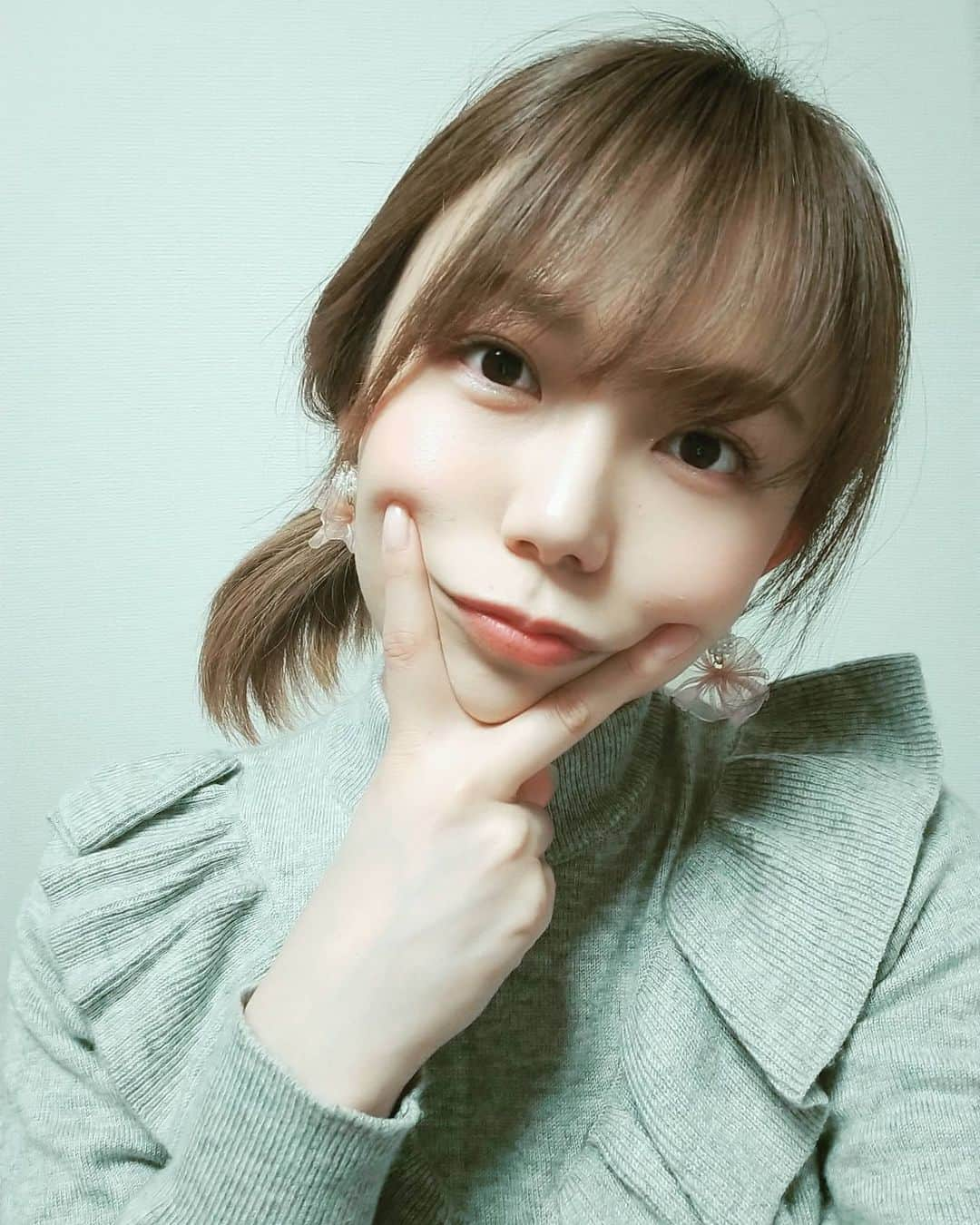 優木瑛美さんのインスタグラム写真 - (優木瑛美Instagram)「髪の明るさで顔の印象変わるよね💭 . 私の自撮りの時系列が(髪色の変化のせいで)謎な方も多いと思いますが😎 . 気にしないでください！ww . . SNSサボりがちなので… 毎日何かしら投稿するように頑張ってまふ✌🏻✨ . . #髪色 #大事  #時系列バラバラ #すまない」3月7日 0時49分 - emi_yuuki