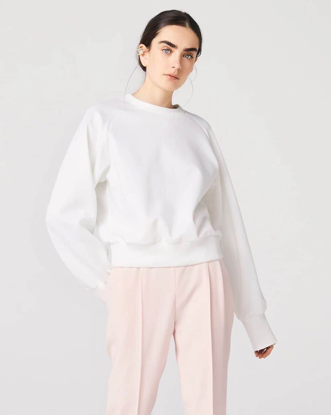 アディアムのインスタグラム：「The Ayame Pullover. #ADEAMBasics」