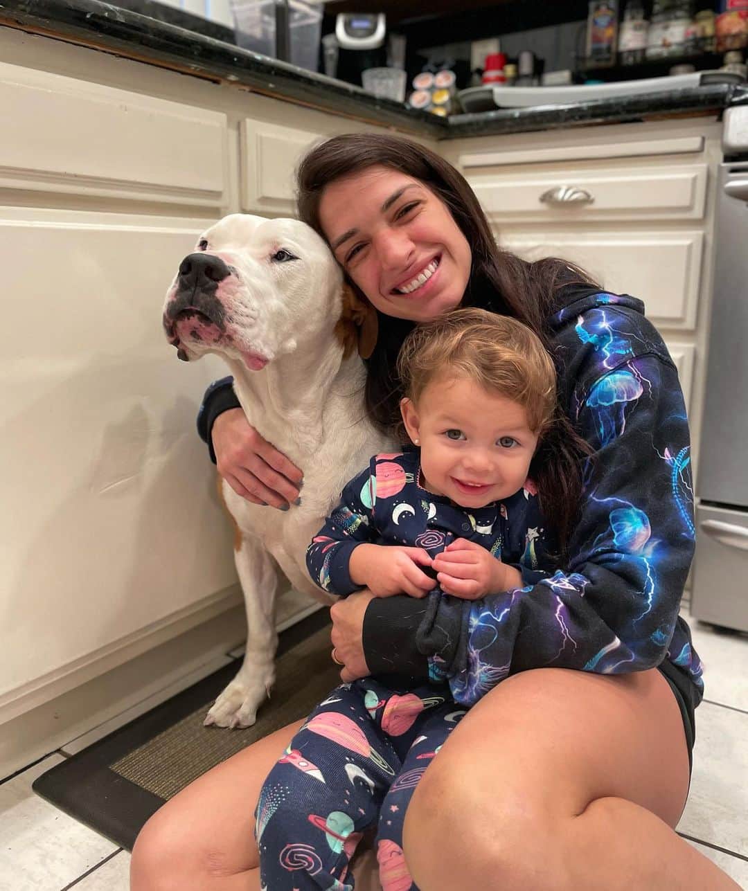 マッケンジー・ダーンのインスタグラム：「The ladies of the house 👩🏻👧🏼🐶❤️ • • As mulheres da casa 👩🏻👧🏼🐶❤️」