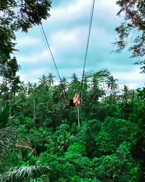 希沙 健康美のインスタグラム：「If you come to Indonesia, you will definitely go to Ubud Forest🍁 The promised swing Time🕊 Feeling like Heidi, Girl of the Alps🕊 ※アルプスの少女ハイジのウブド版のつもり  #aumo #タビジョ #japan_trip #japan_travel #genic_japan #tabippo #retrip_nippon #retrip_global #retrogirl  #retrip #trip #veltra #ベルトラ #otonatabi_japan #tabigenic #旅ジェニック #旅らび #funtrip  #arauco #jtb #jtbで旅したい #travel #travelgram #travelphotography #trip #旅行 #海外旅行 #Indonesia #旅行好きな人と繋がりたい #海外旅行好きな人と繋がりたい」