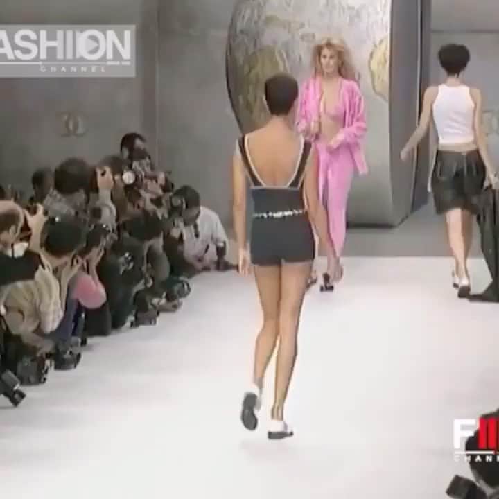 ダニジョーのインスタグラム：「Walking into the weekend 💅 Claudia for Chanel, 1996 〰️」