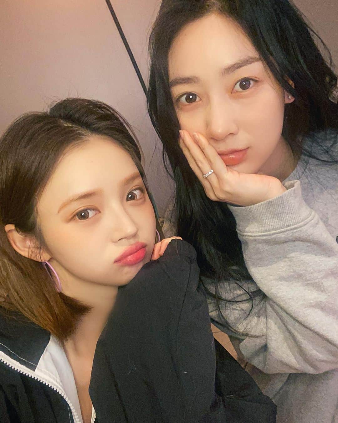 Yoonbitnaのインスタグラム：「내가 철 들었다고 친언니 하기로 해찌 모 이제, ㅇㅈ해조찌? #다자는새벽에해시태그도안하고싶고」