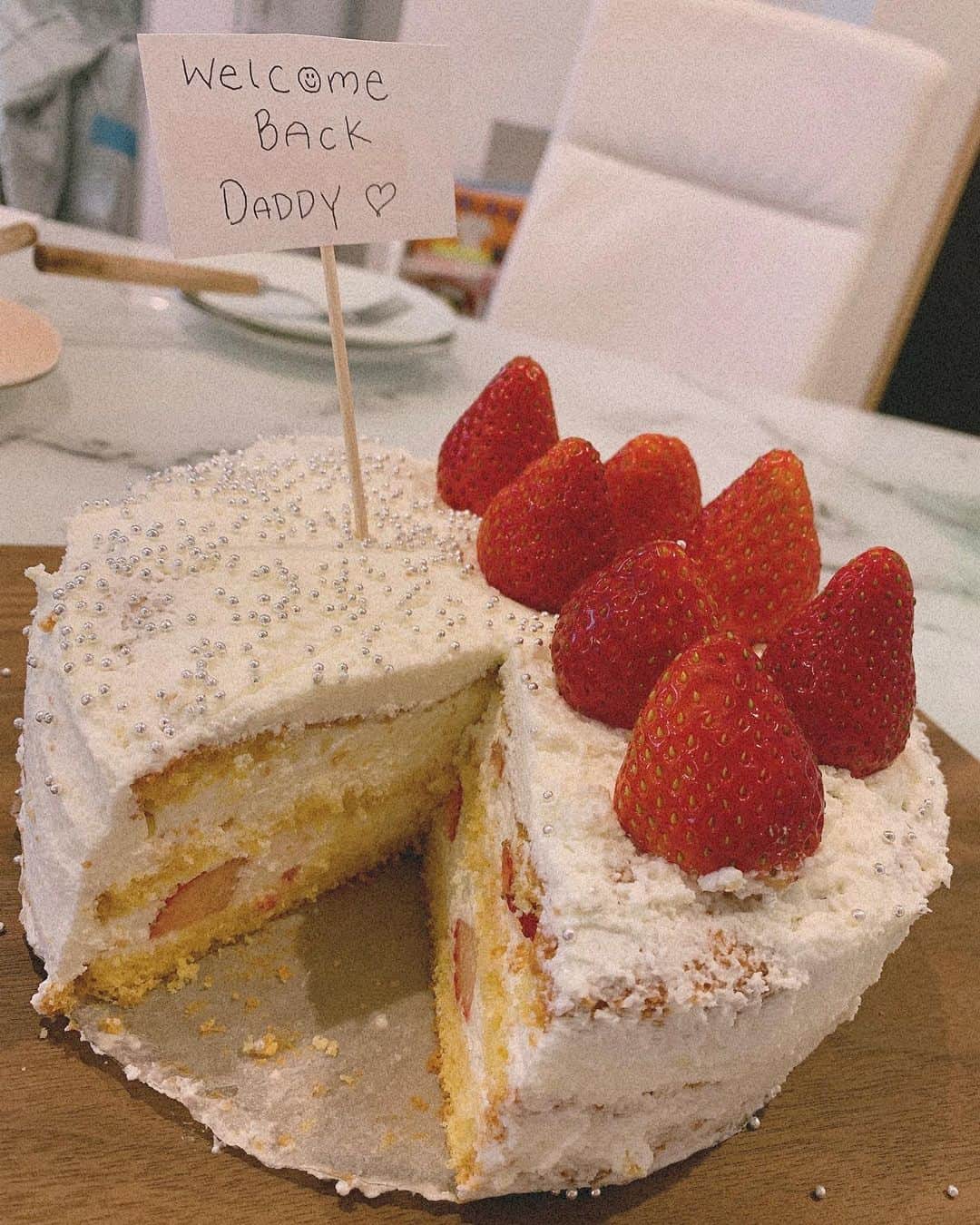 岩隈久志のインスタグラム：「少し前に帰国し、自宅でゆっくりしています^_^ 長女がケーキを作ってくれました！ おいしかったです👍  I came back to Japan! I had a great time with the team @mariners  I will go to Seattle in April :) By the way, my daughter made a cake for me! It was so good!」