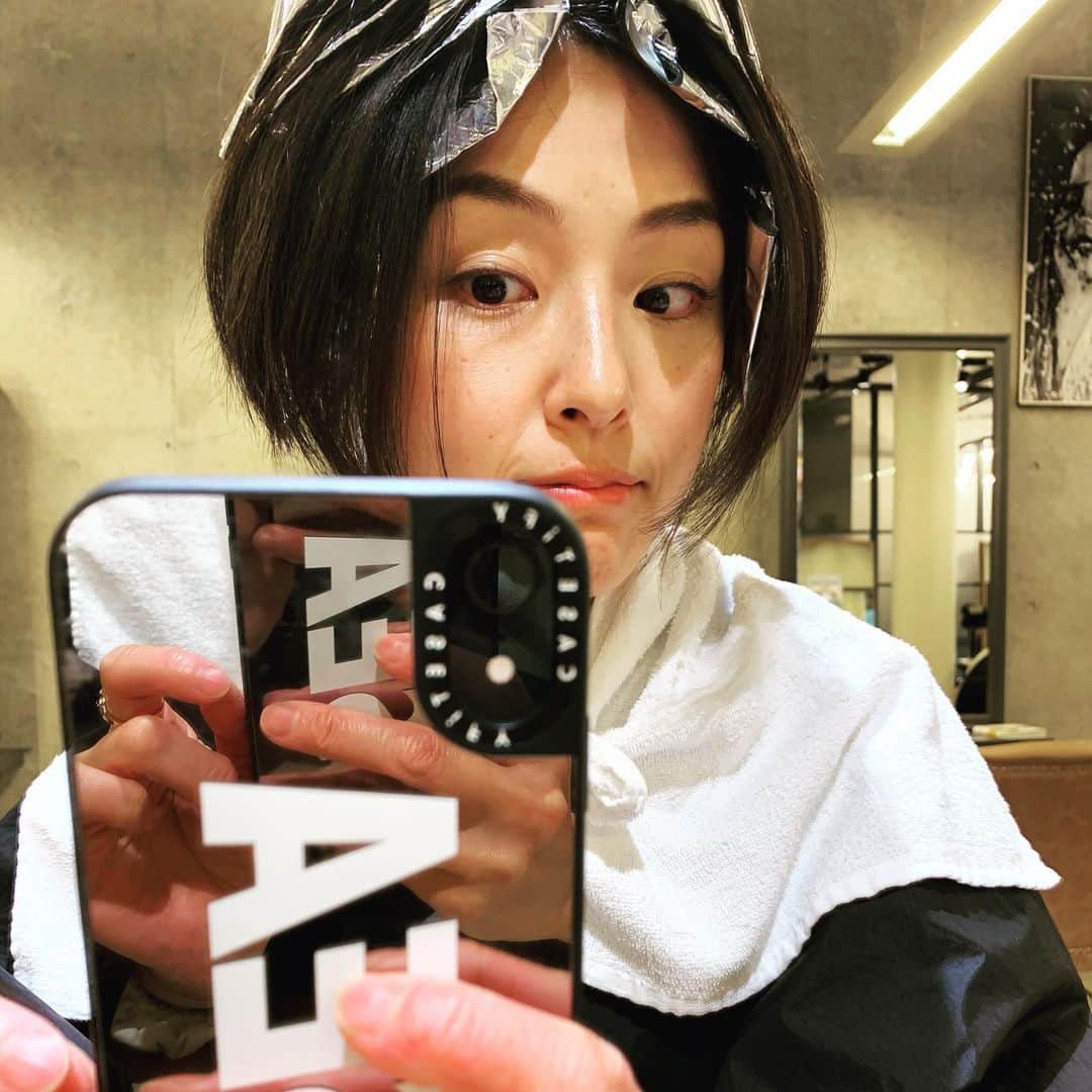 木下あゆ美のインスタグラム：「ヘアカラー中。ほんのりハイライト入れました❣️  やっぱり短いのが好き。 ＃マグノリア　#表参道　#hairsolon #お一人様時間　  I had put highlights at MAGNOLIA. Like it😊」