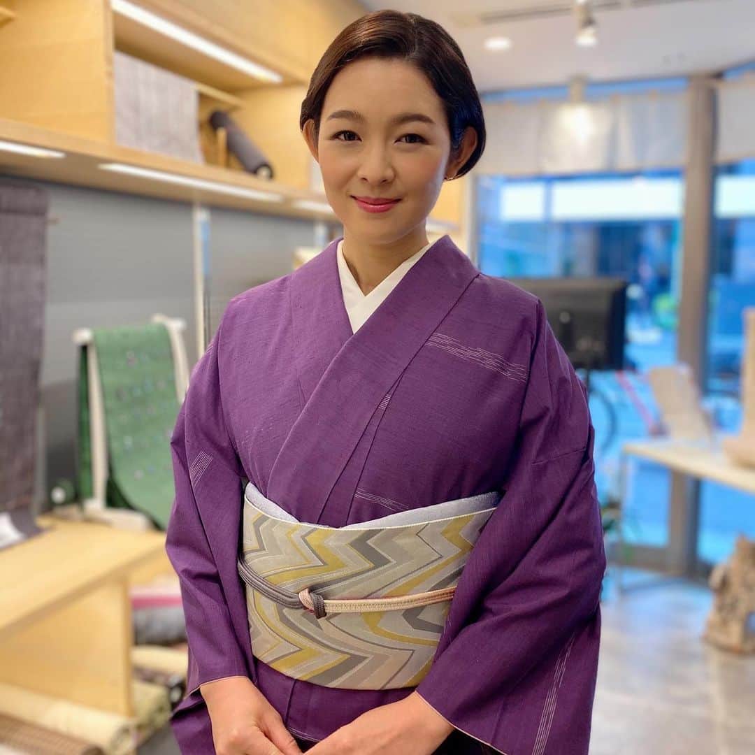 藤澤恵麻さんのインスタグラム写真 - (藤澤恵麻Instagram)「「美しいキモノ」春号が発売中です。  「とみひろ」表参道店での撮影でした。 袖を通したのは、鮮やかな紫色の紬と優しい水色の紬。 どちらも春の景色に映えるとても素敵な装い。 お着物を着て呉服店を訪れる楽しさも味わえて、終始ワクワクした撮影でした。  #恵麻 #ema #美しいキモノ #春 #着物 #kimono #和服 #とみひろ #紬 #撮影 #オフショット」3月7日 15時46分 - ema_fujisawa_official