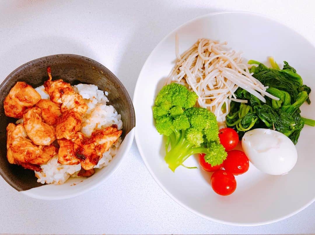 小林アナさんのインスタグラム写真 - (小林アナInstagram)「トレーニング後 遅めのランチは 鳥丼にしました(=´∀｀)人(´∀｀=) 白米、肉、タレ　この組み合わせ なんでこんなに美味しいんだろう。  #ベストボディジャパンへの道 #ベストボディジャパン #肉」3月7日 15時57分 - genkobiribiri